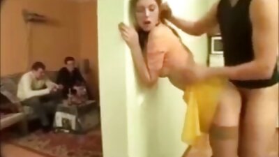 Slutty teenager skriger, mens Dick kommer ind i hendes røv